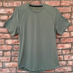 Lululemon license to train shirt (medium)